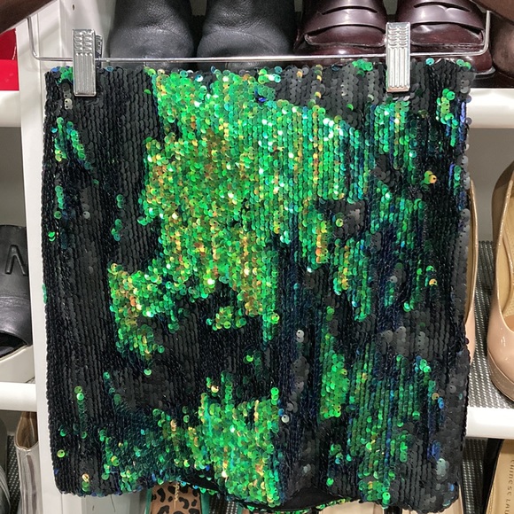 GUESS STUNNING 2 way color Sequin Skirt. SEXY! Size XS. - Picture 5 of 9